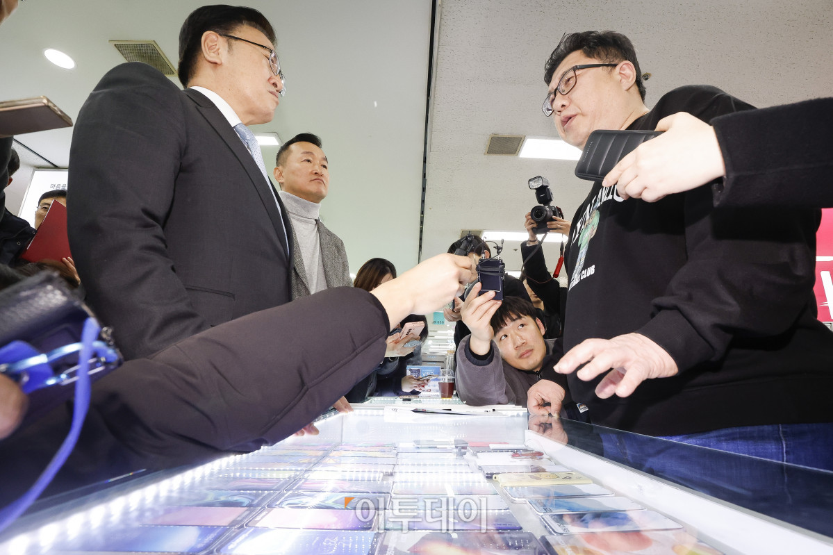 ▲유상임 과학기술정보통신부 장관이 21일 이동통신 단말장치 유통구조 개선에 관한 법률(단통법) 폐지법안 시행을 앞두고 서울 광진구 강변테크노마트 6층 휴대전화 매장을 방문해 점주와 대화를 하고 있다. 지난달 26일 국회를 통과한 단통법은 6개월 뒤인 7월 22일부터 시행된다. 조현호 기자 hyunho@