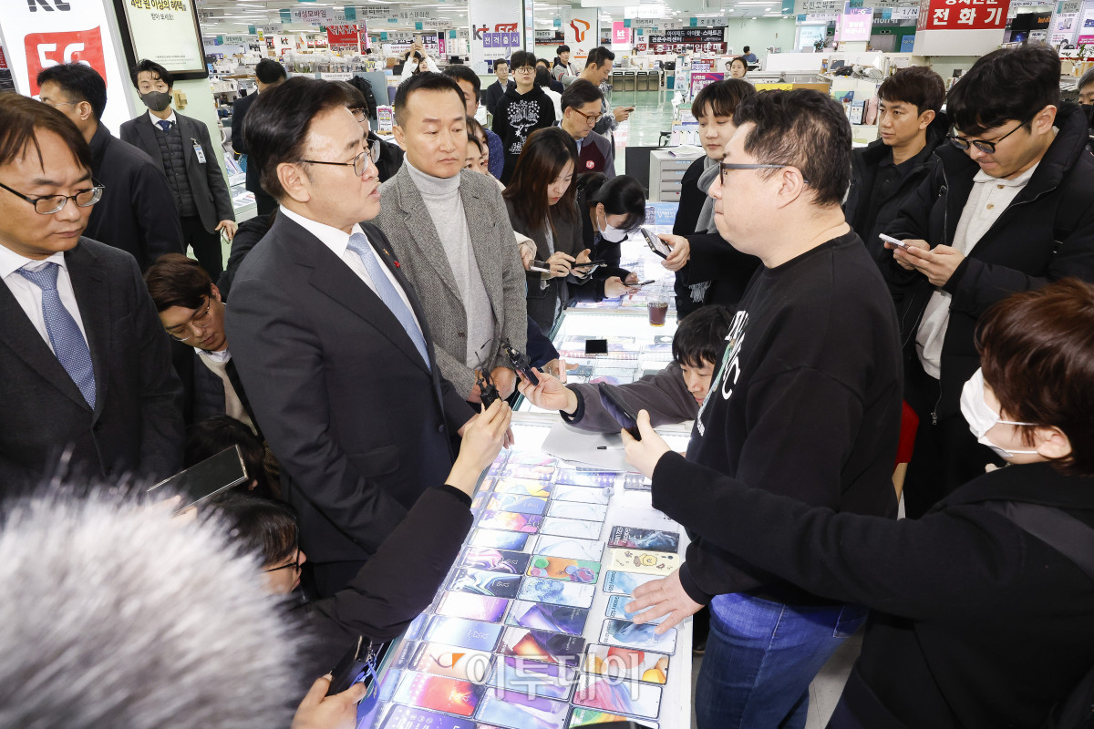 ▲유상임 과학기술정보통신부 장관이 21일 이동통신 단말장치 유통구조 개선에 관한 법률(단통법) 폐지법안 시행을 앞두고 서울 광진구 강변테크노마트 6층 휴대전화 매장을 방문해 점주와 대화를 하고 있다. 지난달 26일 국회를 통과한 단통법은 6개월 뒤인 7월 22일부터 시행된다. 조현호 기자 hyunho@