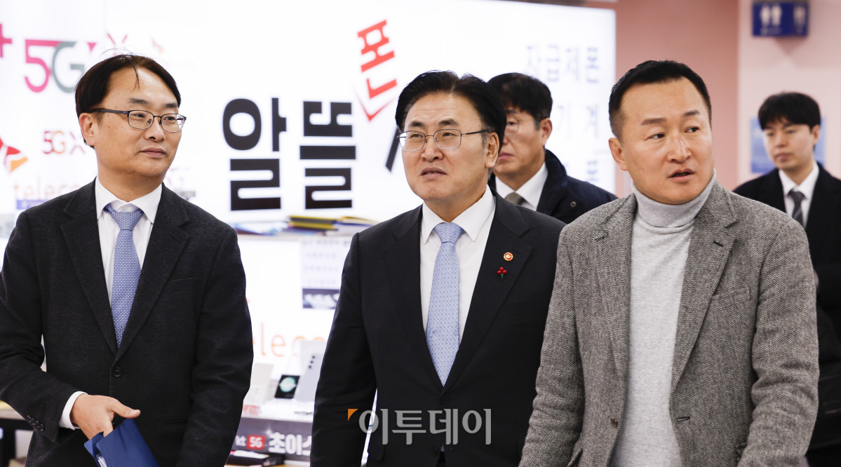 ▲유상임 과학기술정보통신부 장관이 21일 이동통신 단말장치 유통구조 개선에 관한 법률(단통법) 폐지법안 시행을 앞두고 서울 광진구 강변테크노마트 6층 휴대전화 매장을 방문해 현장을 살펴보고 있다. 지난달 26일 국회를 통과한 단통법은 6개월 뒤인 7월 22일부터 시행된다. 조현호 기자 hyunho@