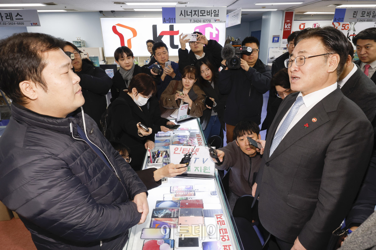 ▲유상임 과학기술정보통신부 장관이 21일 이동통신 단말장치 유통구조 개선에 관한 법률(단통법) 폐지법안 시행을 앞두고 서울 광진구 강변테크노마트 6층 휴대전화 매장을 방문해 점주와 대화를 하고 있다. 지난달 26일 국회를 통과한 단통법은 6개월 뒤인 7월 22일부터 시행된다. 조현호 기자 hyunho@