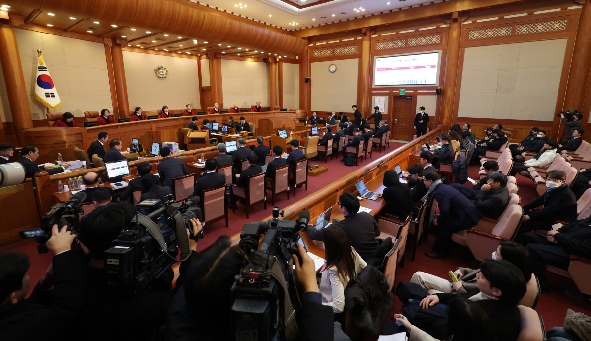 ▲윤석열 대통령이 21일 서울 종로구 헌법재판소에서 열린 윤석열 대통령 탄핵심판 3차 변론기일에 출석하고 있다. 신태현 기자 holjjak@