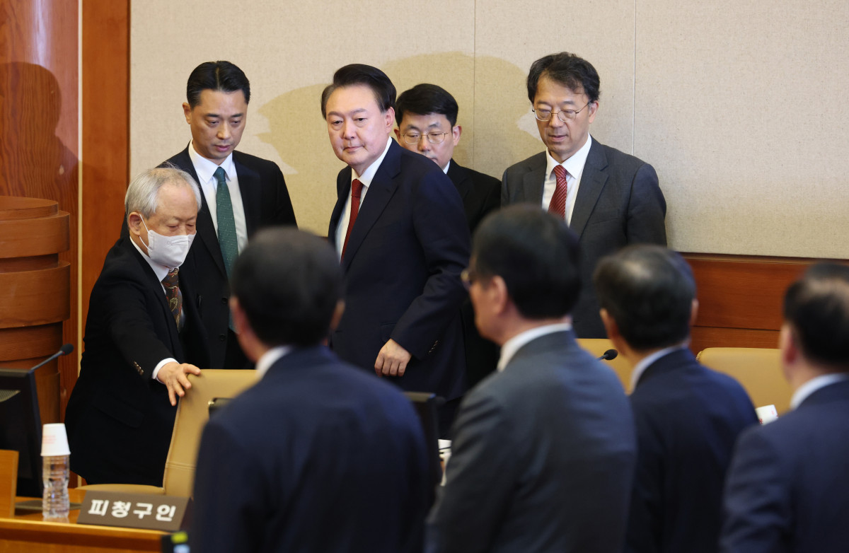▲윤석열 대통령이 21일 서울 종로구 헌법재판소에서 열린 윤석열 대통령 탄핵심판 3차 변론기일에 출석하고 있다. 신태현 기자 holjjak@