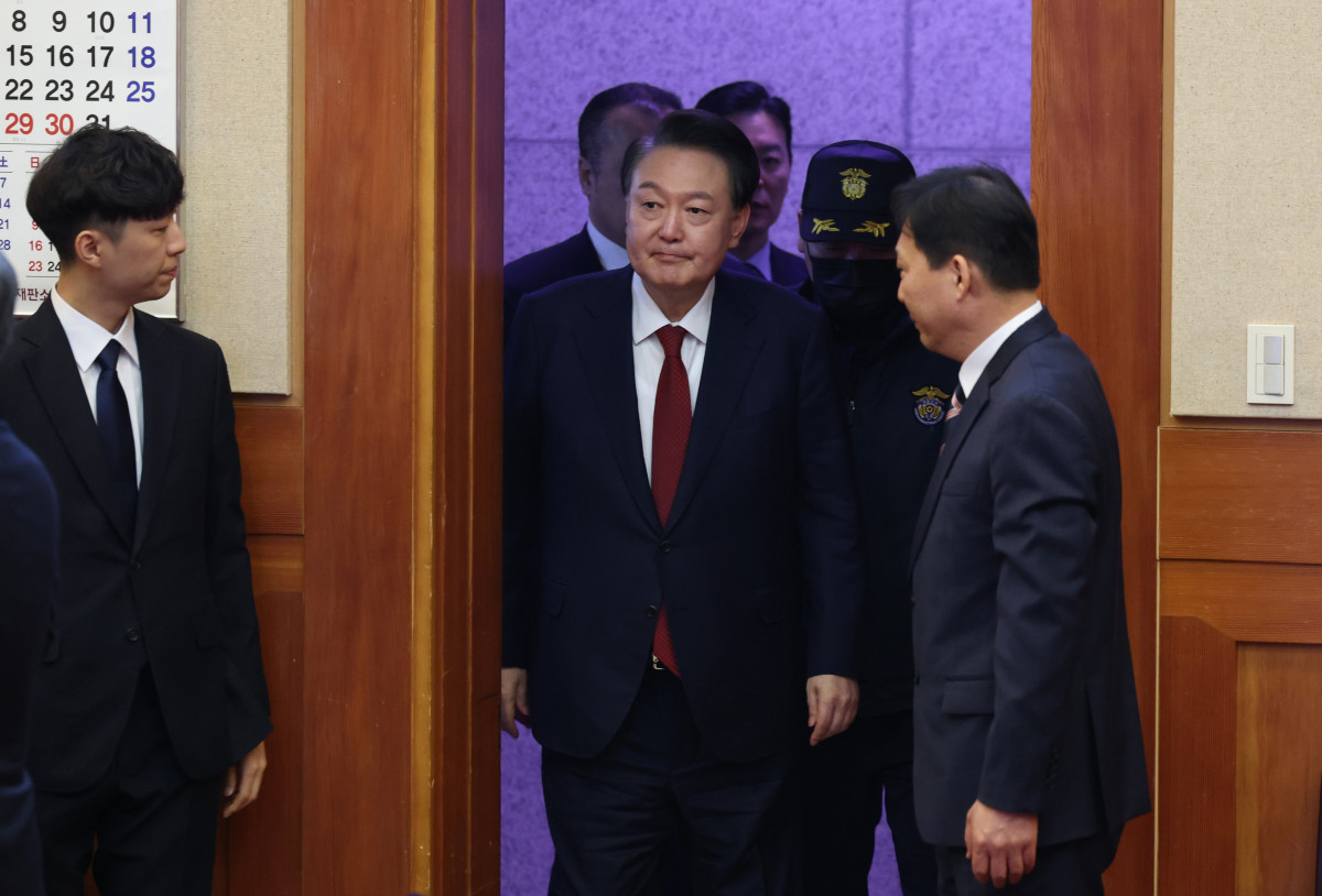 ▲윤석열 대통령이 21일 서울 종로구 헌법재판소에서 열린 윤석열 대통령 탄핵심판 3차 변론기일에 출석하고 있다. 신태현 기자 holjjak@