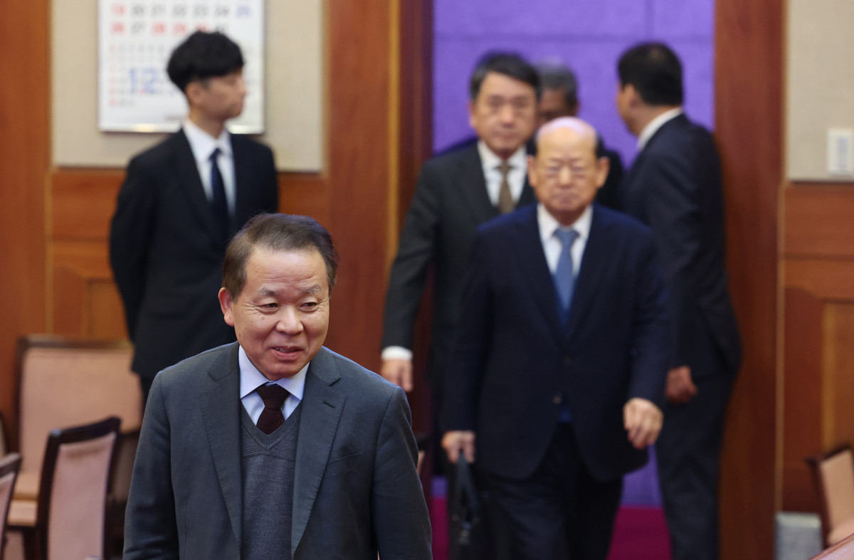 ▲21일 서울 종로구 헌법재판소에서 열린 윤석열 대통령 탄핵심판 3차 변론기일에서 국회 측 법률대리인 공동 대표인 김이수 전 헌법재판관 등이 심판정으로 들어서고 있다. 신태현 기자 holjjak@