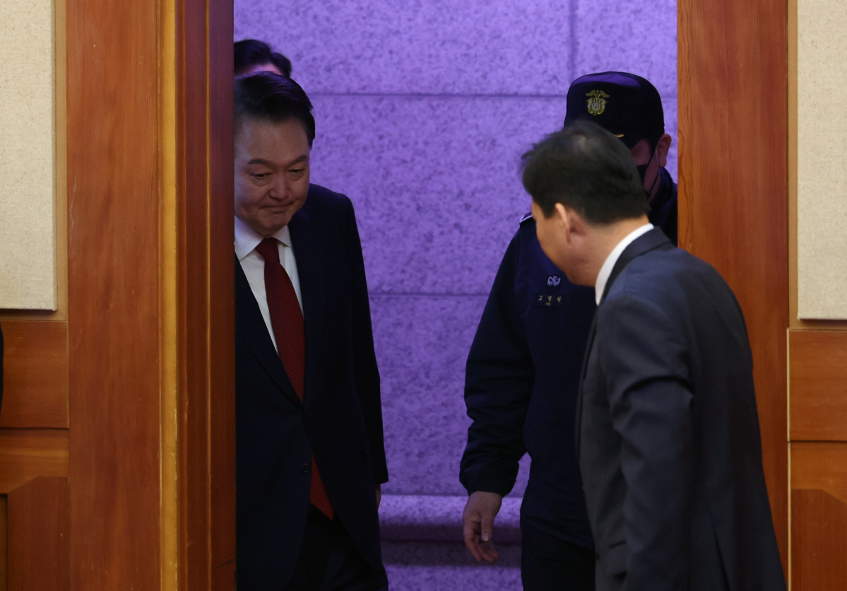 ▲윤석열 대통령이 21일 서울 종로구 헌법재판소에서 열린 윤석열 대통령 탄핵심판 3차 변론기일에 출석하고 있다. 신태현 기자 holjjak@