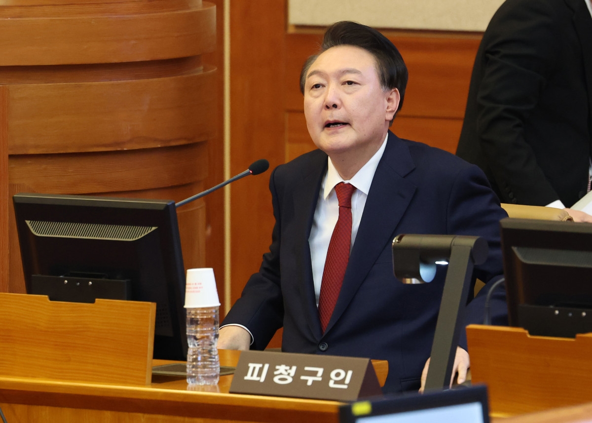 ▲윤석열 대통령이 21일 서울 종로구 헌법재판소에서 열린 윤석열 대통령 탄핵심판 3차 변론기일에 출석하고 있다. 신태현 기자 holjjak@