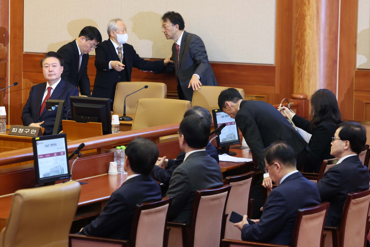 ▲윤석열 대통령이 21일 서울 종로구 헌법재판소에서 열린 윤석열 대통령 탄핵심판 3차 변론기일에 출석하고 있다. 신태현 기자 holjjak@