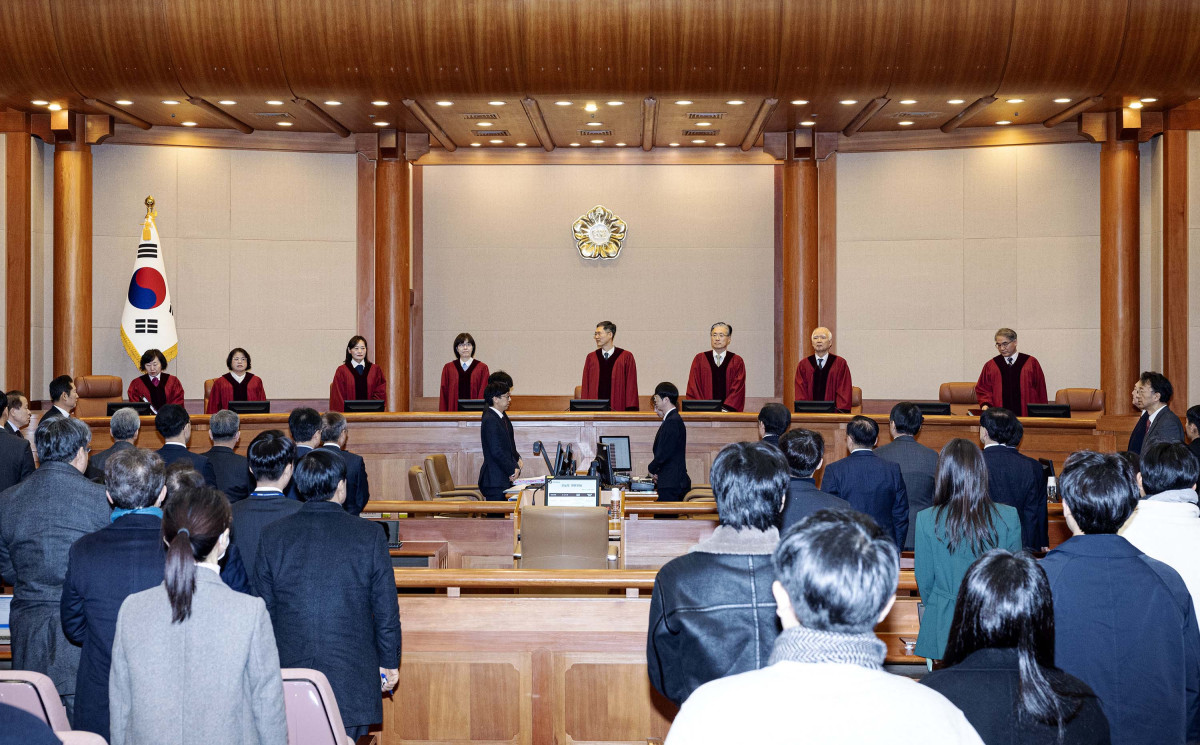 ▲윤석열 대통령이 21일 서울 종로구 헌법재판소에서 열린 윤석열 대통령 탄핵심판 3차 변론기일에 출석하고 있다. 신태현 기자 holjjak@