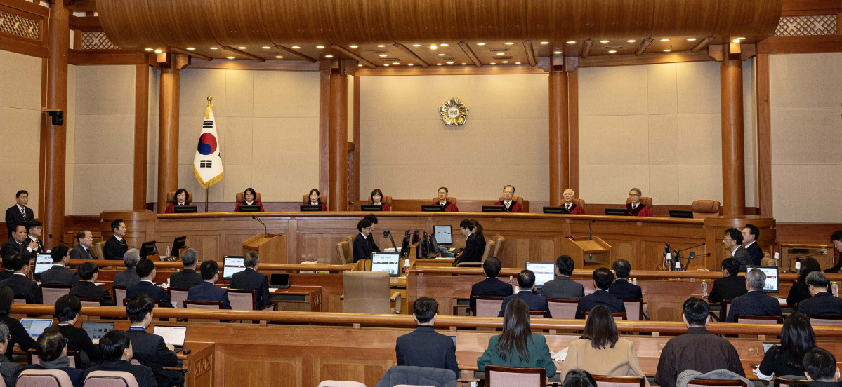 ▲윤석열 대통령이 21일 서울 종로구 헌법재판소에서 열린 윤석열 대통령 탄핵심판 3차 변론기일에 출석하고 있다. 신태현 기자 holjjak@