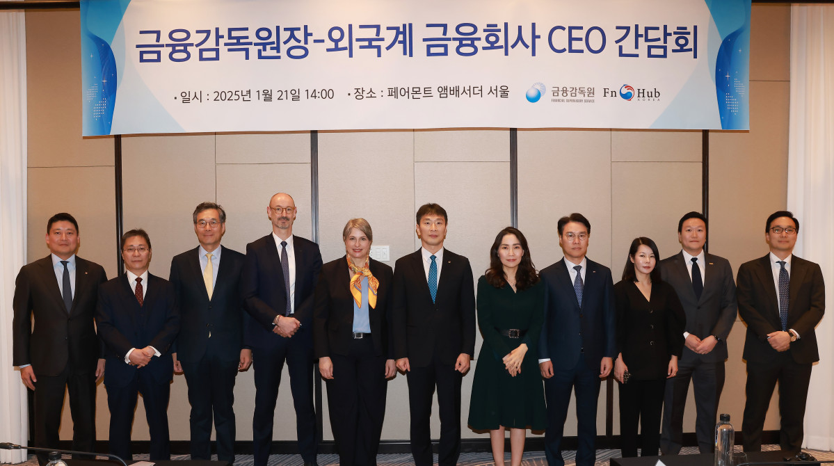 ▲이복현 금융감독원장은 21일 여의도 페어몬트 앰베서더 서울에서 외국계 금융사 10곳 CEO와 간담회를 했다. (왼쪽부터) 장세윤 UBS증권 대표, 히데카즈 마토바 노무라금융투자 대표, 박종학 베어링자산운용 대표, 한스 브랑켄 AXA손보 대표, 도로테 레가조니 BNP파리바 대표, 이복현 금융감독원장, 박현남 도이치은행 대표, 피터김 HSBC은행 대표, 하진수 JP모간증권 대표, 네이슨 촹 AIA생명 대표, 김용환 맥쿼리자산운용 대표. (사진제공=금융감독원)