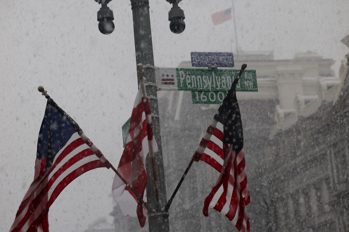 ▲19일(현지시간) 미국 펜실베이니아주 애비뉴 표지판에 성조기가 걸려 있다. 로이터연합뉴스