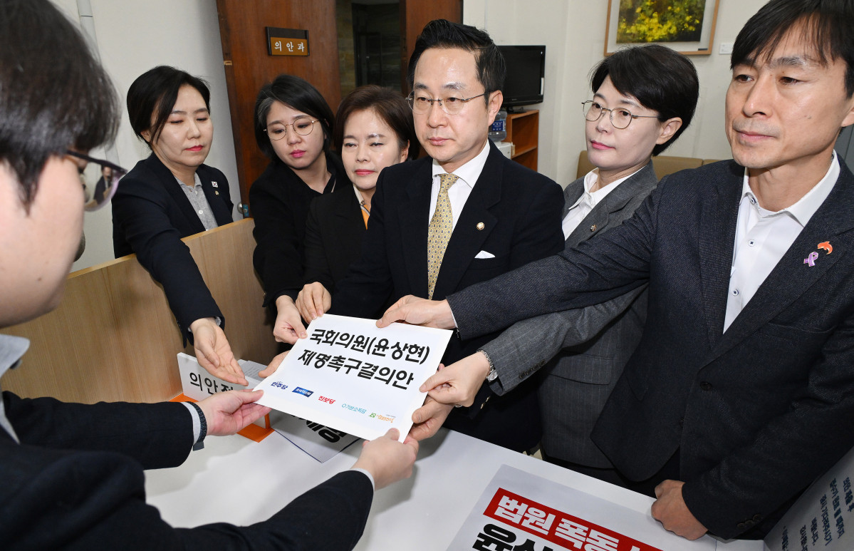 ▲더불어민주당을 비롯한 야5당 대표발의자들이 21일 서울 여의도 국회사무처 의사과에 윤상현 국민의힘 의원 제명촉구결의안을 제출하고 있다. 왼쪽부터 강유정 민주당 원내대변인, 용혜인 기본소득당 대표, 정춘생 조국혁신당 원내수석부대표, 박성준 더불어민주당 원내수석부대표, 전종덕 진보당 의원, 한창민 사회민주당 공동대표. (뉴시스)
