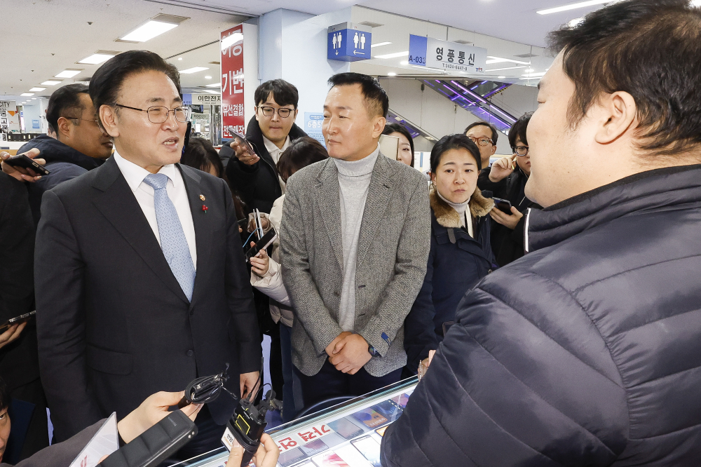 ▲유상임 과학기술정보통신부 장관이 21일 이동통신 단말장치 유통구조 개선에 관한 법률(단통법) 폐지법안 시행을 앞두고 서울 광진구 강변테크노마트 6층 휴대전화 매장을 방문해 점주와 대화를 하고 있다. 지난달 26일 국회를 통과한 단통법은 6개월 뒤인 7월 22일부터 시행된다. 조현호 기자 hyunho@ (이투데이DB)