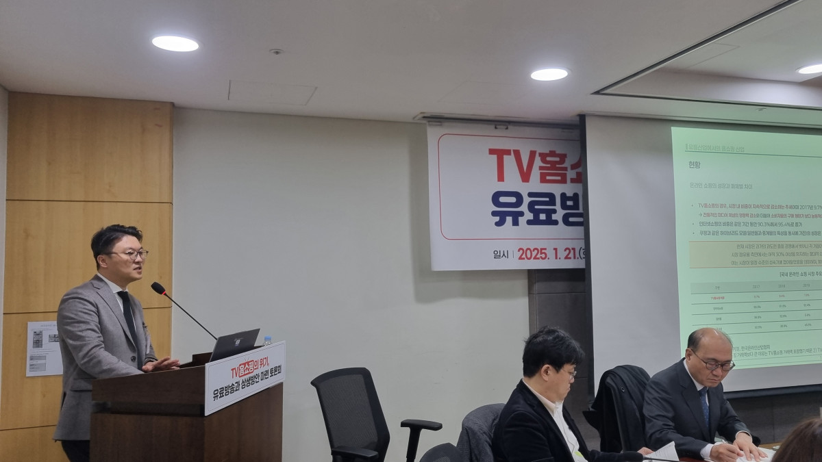 ▲김용희 경희대 미디어커뮤니케이션 대학원 교수가 21일 오전 서울 여의도 국회 국회의원회관 제8간담회의실에서 열린 ‘TV홈쇼핑 위기, 유료방송과 상생방안 마련 토론회’에 참석해 발표를 하고 있다.  (유승호 기자 peter@)