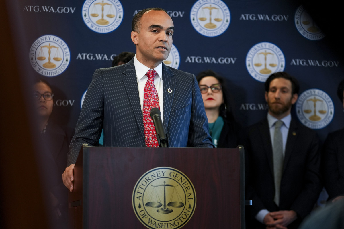 ▲닉 브라운 워싱턴주 법무장관이 21일(현지시간) 시애틀에서 기자회견을 열고 도널드 트럼프의 '출생시민권' 관련 행정명령에 대한 연방 소송에 동참한다는 뜻을 밝히고 있다. 시애틀(미국)/AP연합뉴스