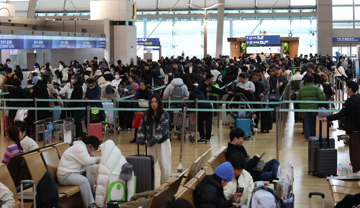 ▲임시공휴일 지정으로 길게는 열흘까지 이어지는 올해 설 연휴기간 공항을 통해 130만여명이 해외여행을 떠날 것으로 예상된다. 22일 국회 국토교통위원회 소속 염태영 더불어민주당 의원이 인천국제공항공사와 한국공항공사로부터 제출받은 자료에 따르면 24일부터 내달 2일까지  국내 공항 6곳에서 134만292명이 해외로 떠날 것으로 집계됐다. 하루 평균 출발 승객은 13만4000명으로, 지난해 설 연휴 일평균(11만7000명)보다 13.8% 증가할 전망이다. 국토교통부는 이번 설 연휴 기간 항공 수요 증가에 대응해 전체 항공편 운항 횟수를 1만9351회로 7% 늘리고, 공급 좌석은 421만7000석으로 5.8% 확대했다. 이날 인천 중구 인천국제공항 제1여객터미널이 여행객들로 붐비고 있다. 신태현 기자 holjjak@