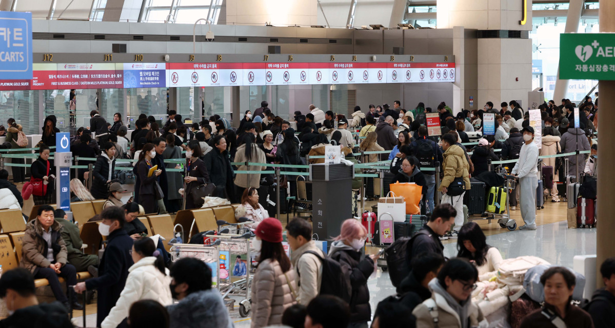 ▲임시공휴일 지정으로 길게는 열흘까지 이어지는 올해 설 연휴기간 공항을 통해 130만여명이 해외여행을 떠날 것으로 예상된다. 22일 국회 국토교통위원회 소속 염태영 더불어민주당 의원이 인천국제공항공사와 한국공항공사로부터 제출받은 자료에 따르면 24일부터 내달 2일까지  국내 공항 6곳에서 134만292명이 해외로 떠날 것으로 집계됐다. 하루 평균 출발 승객은 13만4000명으로, 지난해 설 연휴 일평균(11만7000명)보다 13.8% 증가할 전망이다. 국토교통부는 이번 설 연휴 기간 항공 수요 증가에 대응해 전체 항공편 운항 횟수를 1만9351회로 7% 늘리고, 공급 좌석은 421만7000석으로 5.8% 확대했다. 이날 인천 중구 인천국제공항 제1여객터미널이 여행객들로 붐비고 있다. 신태현 기자 holjjak@