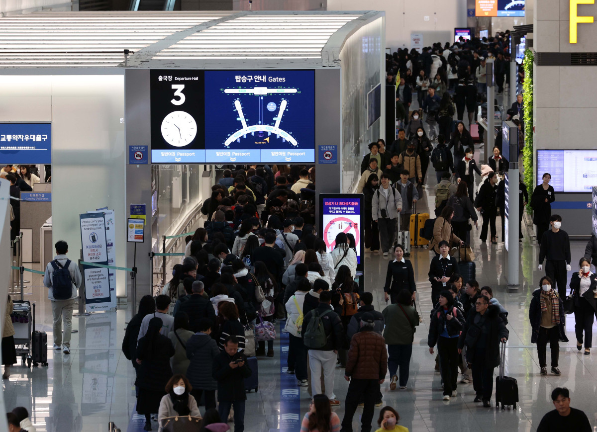 ▲임시공휴일 지정으로 길게는 열흘까지 이어지는 올해 설 연휴기간 공항을 통해 130만여명이 해외여행을 떠날 것으로 예상된다. 22일 국회 국토교통위원회 소속 염태영 더불어민주당 의원이 인천국제공항공사와 한국공항공사로부터 제출받은 자료에 따르면 24일부터 내달 2일까지  국내 공항 6곳에서 134만292명이 해외로 떠날 것으로 집계됐다. 하루 평균 출발 승객은 13만4000명으로, 지난해 설 연휴 일평균(11만7000명)보다 13.8% 증가할 전망이다. 국토교통부는 이번 설 연휴 기간 항공 수요 증가에 대응해 전체 항공편 운항 횟수를 1만9351회로 7% 늘리고, 공급 좌석은 421만7000석으로 5.8% 확대했다. 이날 인천 중구 인천국제공항 제1여객터미널이 여행객들로 붐비고 있다. 신태현 기자 holjjak@