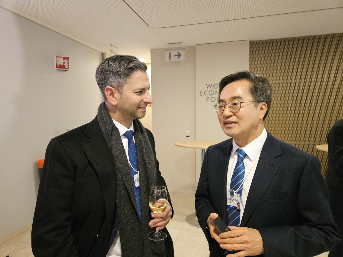 ▲김동연 경기도지사가 다포스포럼에서 애덤 골드스타인 아처 에바에이션CEO와 환담을 하고 있다. (경기도)