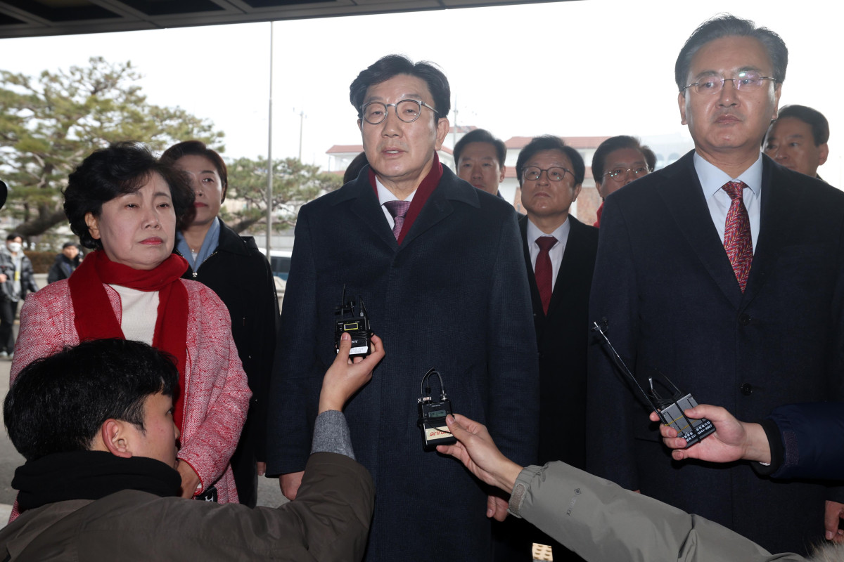 ▲권성동 국민의힘 원내대표와 국회 법제사법위원회 소속 여당 의원들이 22일 서울 종로구 헌법재판소에서 헌재에 대통령 권한대행 중 탄핵소추된 한덕수 국무총리 심판 사건의 조속한 처리 등을 요구하며 항의하고 있다. (공동취재) 2025.01.22.  (뉴시스)