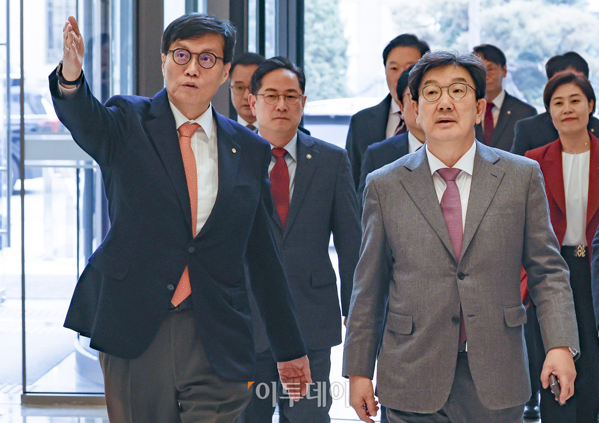 ▲권성동(오른쪽) 국민의힘 원내대표와 이창용 한국은행 총재가 22일 서울 중구 한국은행에서 열린 경제상황 점검 및 현안 논의에 참석하고 있다. 조현호 기자 hyunho@