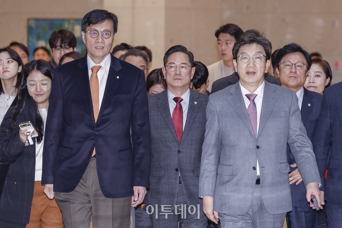 ▲권성동(오른쪽) 국민의힘 원내대표와 이창용 한국은행 총재가 22일 서울 중구 한국은행에서 열린 경제상황 점검 및 현안 논의에 참석하고 있다. 조현호 기자 hyunho@