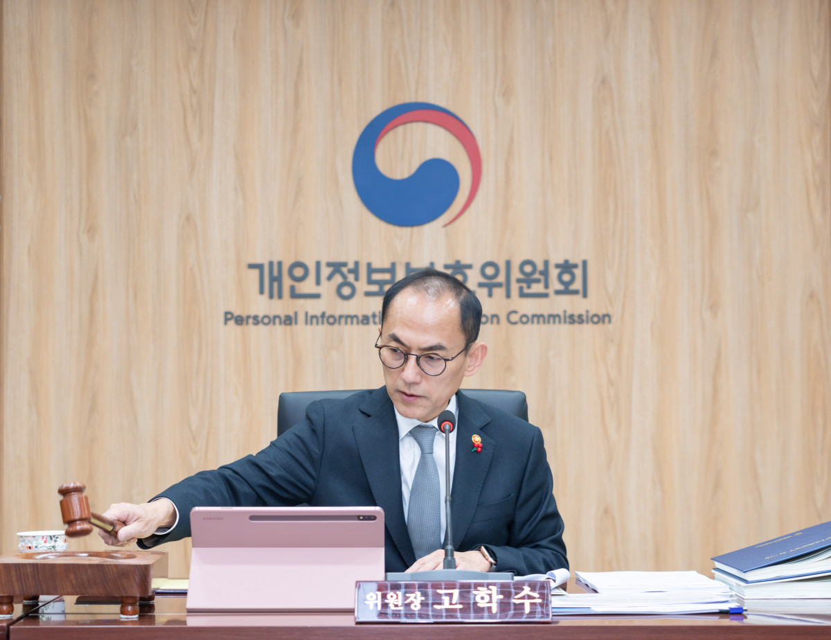 ▲고학수 개인정보보호위원회 위원장이 1월 22일 오후 서울 종로구 정부서울청사에서 개최된 2025년 제2회 개인정보보호위원회 전체회의에서 의사봉을 두드리고 있다. (사진제공=개인정보보호위원회)