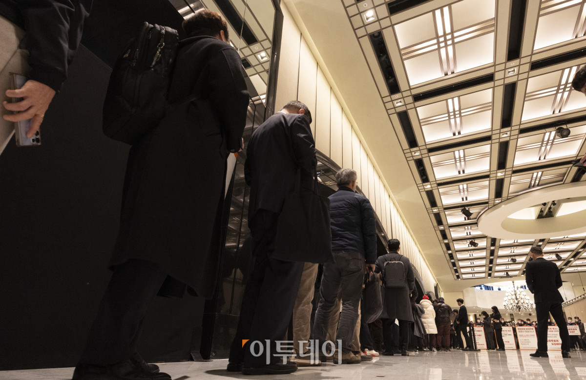 ▲고려아연 임시주주총회가 열린 23일 서울 용산구 그랜드하얏트 서울에서 고려아연 주주들이 주주총회장으로 들어가기 위해 줄을 서서 대기하고 있다. 조현호 기자 hyunho@