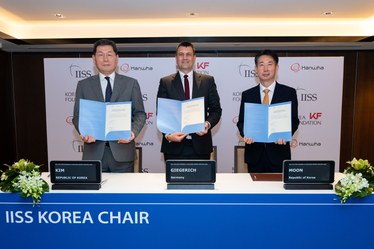 ▲(왼쪽부터) 김기환 한국국제교류재단 이사장, 기거리히 국제전략문제연구소 기거리히 소장, 문지훈 한화에어로스페이스 부사장이 기념사진을 촬영하고 있다. (사진제공=한화에어로스페이스)