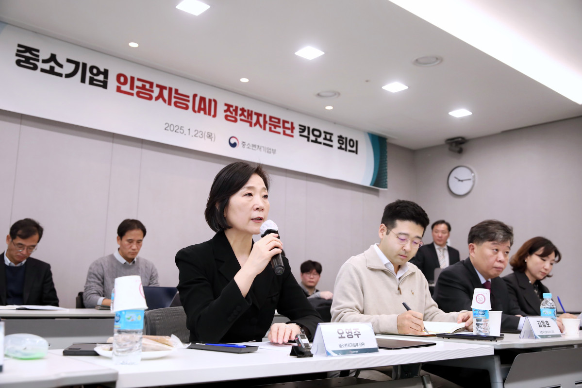 ▲오영주 중소벤처기업부 장관이 23일 서울 종로구 광화문빌딩에서 열린 '중소기업 인공지능(AI) 정책자문단 킥오프 회의'에서 모두 발언을 하고 있다. (사진제공=중소벤처기업)