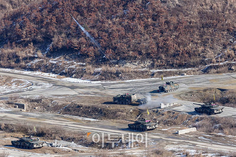 ▲23일 경기 포천 승진훈련장에서 열린 '공지합동 통합화력 운용 훈련'에서 장애물 제거 장비인 미클릭이 선형작약을 날리고 있다. 사진공동취재단