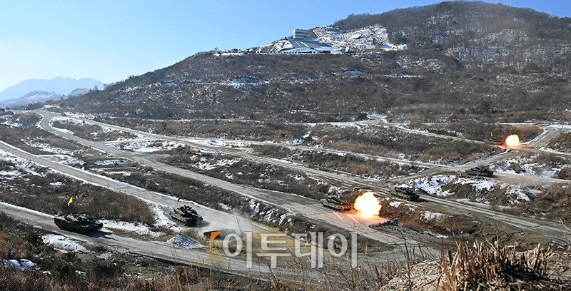 ▲23일 경기 포천 승진훈련장에서 열린 혹한기 공지합동 및 통합화력운용 훈련에서 K1E1 전차가 포를 쏘고 있다. 사진공동취재단