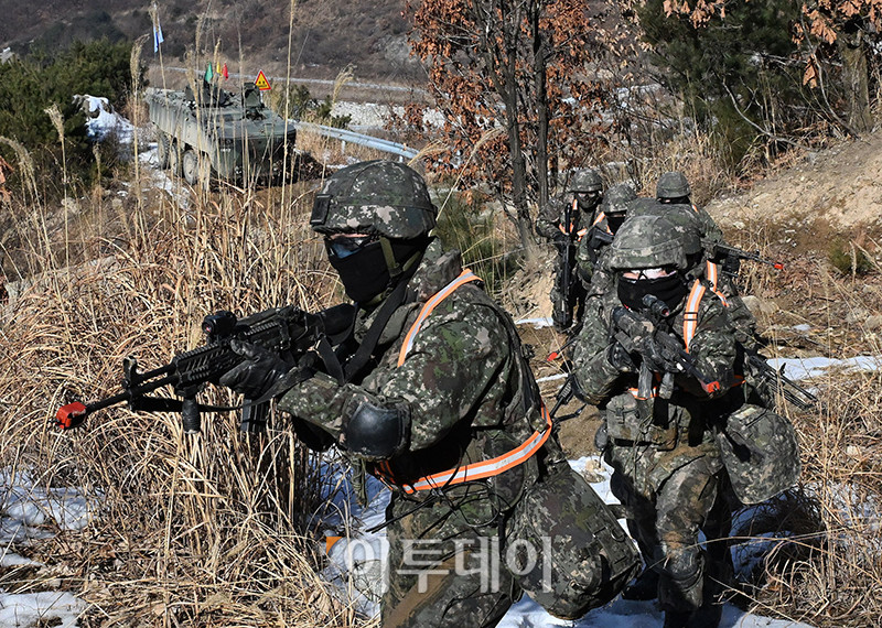 ▲23일 경기 포천 승진훈련장에서 열린 혹한기 공지합동 및 통합화력운용 훈련에서 장병들이 장갑차 하차 후 전투 훈련을 하고 있다. 사진공동취재단