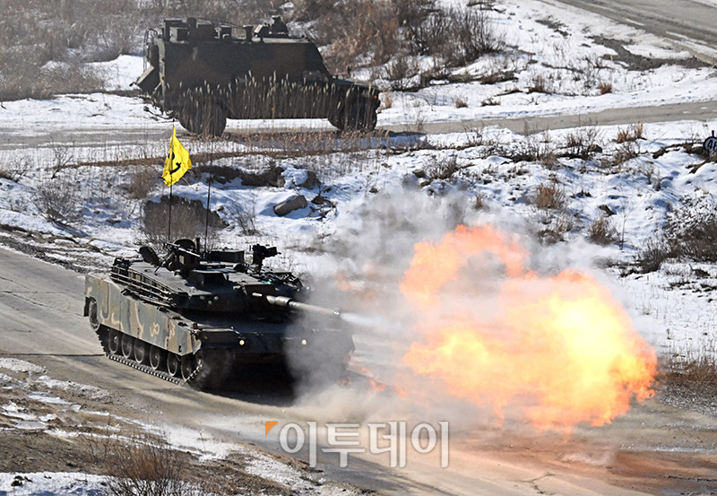 ▲23일 경기 포천 승진훈련장에서 열린 혹한기 공지합동 및 통합화력운용 훈련에서 K1E1 전차가 포를 쏘고 있다. 사진공동취재단