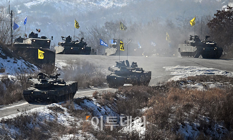 ▲23일 경기 포천 승진훈련장에서 열린 혹한기 공지합동 및 통합화력운용 훈련에서 K1E1 전차가 적 진지로 기동하고 있다. 사진공동취재단