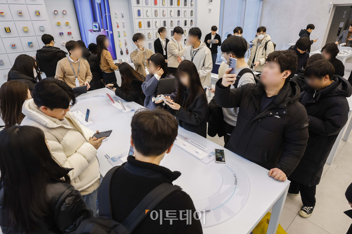 ▲23일 서울 서초구 삼성 강남에서 방문객들이 삼성전자의 신제품 갤럭시 S25 시리즈를 살펴보고 있다. 삼성전자는 22일(현지시간) 미 캘리포니아주 새너제이에서 '갤럭시 언팩 2025' 행사를 열고 갤럭시 S25 시리즈를 공개했다. 이번 신제품은 ‘갤럭시 S25 울트라’, ‘갤럭시 S25+’, ‘갤럭시 S25’ 총 3개 모델로, 전작보다 AI 기능이 대폭 업그레이드 되어 출시됐다. 24일부터 내달 3일까지 사전 판매를 진행하며 내달 7일 정식 출시한다. 조현호 기자 hyunho@