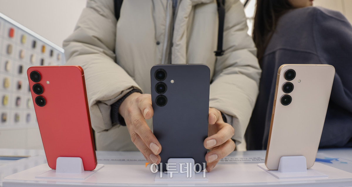 ▲23일 서울 서초구 삼성 강남에서 방문객들이 삼성전자의 신제품 갤럭시 S25 시리즈를 살펴보고 있다. 삼성전자는 22일(현지시간) 미 캘리포니아주 새너제이에서 '갤럭시 언팩 2025' 행사를 열고 갤럭시 S25 시리즈를 공개했다. 이번 신제품은 ‘갤럭시 S25 울트라’, ‘갤럭시 S25+’, ‘갤럭시 S25’ 총 3개 모델로, 전작보다 AI 기능이 대폭 업그레이드 되어 출시됐다. 24일부터 내달 3일까지 사전 판매를 진행하며 내달 7일 정식 출시한다. 조현호 기자 hyunho@