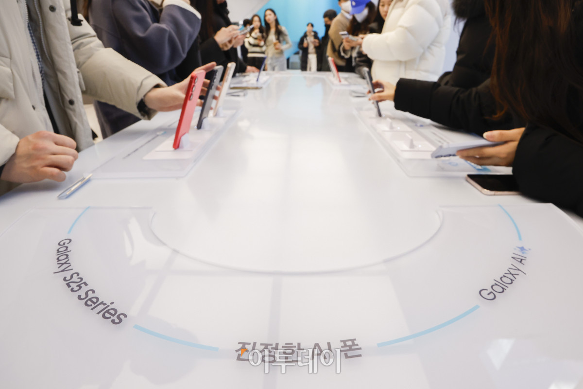 ▲23일 서울 서초구 삼성 강남에서 방문객들이 삼성전자의 신제품 갤럭시 S25 시리즈를 살펴보고 있다. 삼성전자는 22일(현지시간) 미 캘리포니아주 새너제이에서 '갤럭시 언팩 2025' 행사를 열고 갤럭시 S25 시리즈를 공개했다. 이번 신제품은 ‘갤럭시 S25 울트라’, ‘갤럭시 S25+’, ‘갤럭시 S25’ 총 3개 모델로, 전작보다 AI 기능이 대폭 업그레이드 되어 출시됐다. 24일부터 내달 3일까지 사전 판매를 진행하며 내달 7일 정식 출시한다. 조현호 기자 hyunho@