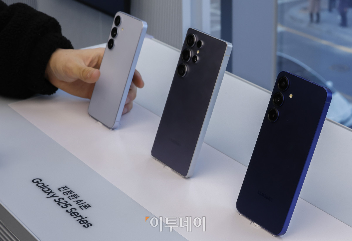▲23일 서울 서초구 삼성 강남에서 방문객들이 삼성전자의 신제품 갤럭시 S25 시리즈를 살펴보고 있다. 삼성전자는 22일(현지시간) 미 캘리포니아주 새너제이에서 '갤럭시 언팩 2025' 행사를 열고 갤럭시 S25 시리즈를 공개했다. 이번 신제품은 ‘갤럭시 S25 울트라’, ‘갤럭시 S25+’, ‘갤럭시 S25’ 총 3개 모델로, 전작보다 AI 기능이 대폭 업그레이드 되어 출시됐다. 24일부터 내달 3일까지 사전 판매를 진행하며 내달 7일 정식 출시한다. 조현호 기자 hyunho@