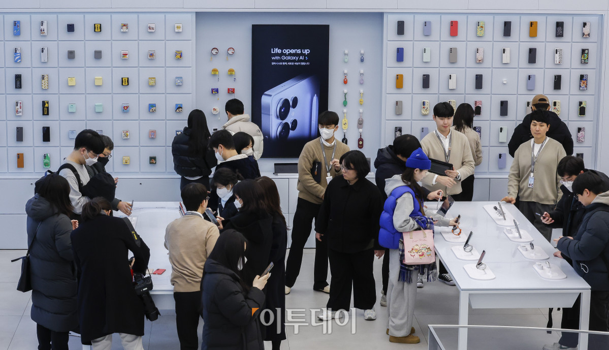 ▲23일 서울 서초구 삼성 강남에서 방문객들이 삼성전자의 신제품 갤럭시 S25 시리즈를 살펴보고 있다. 삼성전자는 22일(현지시간) 미 캘리포니아주 새너제이에서 '갤럭시 언팩 2025' 행사를 열고 갤럭시 S25 시리즈를 공개했다. 이번 신제품은 ‘갤럭시 S25 울트라’, ‘갤럭시 S25+’, ‘갤럭시 S25’ 총 3개 모델로, 전작보다 AI 기능이 대폭 업그레이드 되어 출시됐다. 24일부터 내달 3일까지 사전 판매를 진행하며 내달 7일 정식 출시한다. 조현호 기자 hyunho@