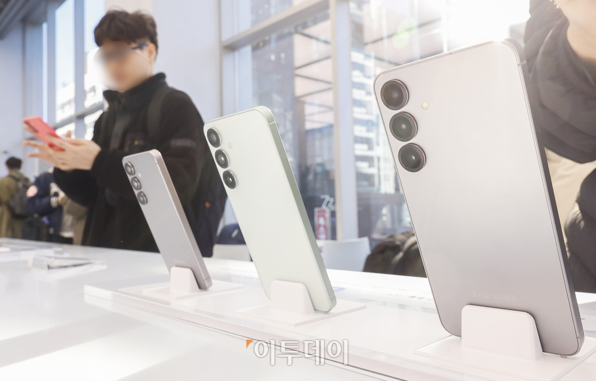▲23일 서울 서초구 삼성 강남에서 방문객들이 삼성전자의 신제품 갤럭시 S25 시리즈를 살펴보고 있다. 삼성전자는 22일(현지시간) 미 캘리포니아주 새너제이에서 '갤럭시 언팩 2025' 행사를 열고 갤럭시 S25 시리즈를 공개했다. 이번 신제품은 ‘갤럭시 S25 울트라’, ‘갤럭시 S25+’, ‘갤럭시 S25’ 총 3개 모델로, 전작보다 AI 기능이 대폭 업그레이드 되어 출시됐다. 24일부터 내달 3일까지 사전 판매를 진행하며 내달 7일 정식 출시한다. 조현호 기자 hyunho@