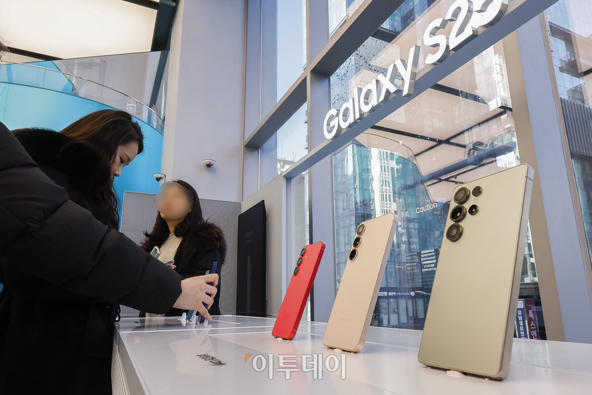 ▲23일 서울 서초구 삼성 강남에서 방문객들이 삼성전자의 신제품 갤럭시 S25 시리즈를 살펴보고 있다. 삼성전자는 22일(현지시간) 미 캘리포니아주 새너제이에서 '갤럭시 언팩 2025' 행사를 열고 갤럭시 S25 시리즈를 공개했다. 이번 신제품은 ‘갤럭시 S25 울트라’, ‘갤럭시 S25+’, ‘갤럭시 S25’ 총 3개 모델로, 전작보다 AI 기능이 대폭 업그레이드 되어 출시됐다. 24일부터 내달 3일까지 사전 판매를 진행하며 내달 7일 정식 출시한다. 조현호 기자 hyunho@