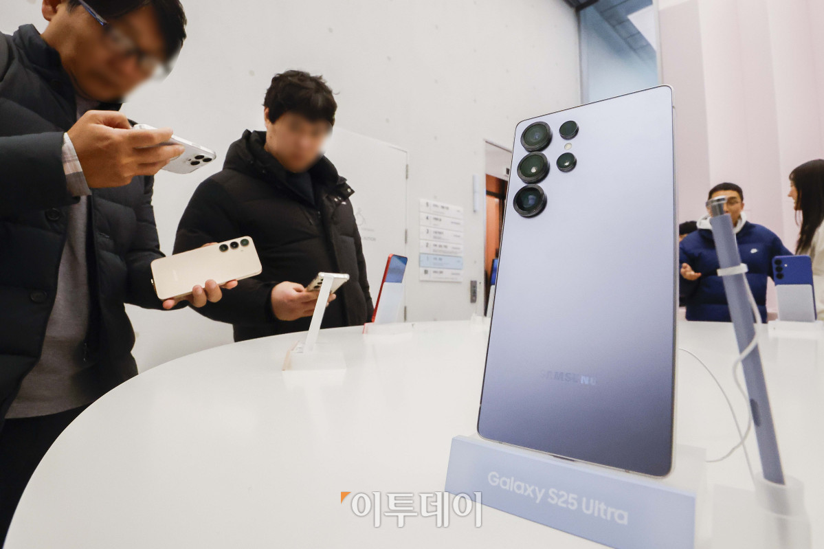 ▲23일 서울 서초구 삼성 강남에서 방문객들이 삼성전자의 신제품 갤럭시 S25 시리즈를 살펴보고 있다. 삼성전자는 22일(현지시간) 미 캘리포니아주 새너제이에서 '갤럭시 언팩 2025' 행사를 열고 갤럭시 S25 시리즈를 공개했다. 이번 신제품은 ‘갤럭시 S25 울트라’, ‘갤럭시 S25+’, ‘갤럭시 S25’ 총 3개 모델로, 전작보다 AI 기능이 대폭 업그레이드 되어 출시됐다. 24일부터 내달 3일까지 사전 판매를 진행하며 내달 7일 정식 출시한다. 조현호 기자 hyunho@