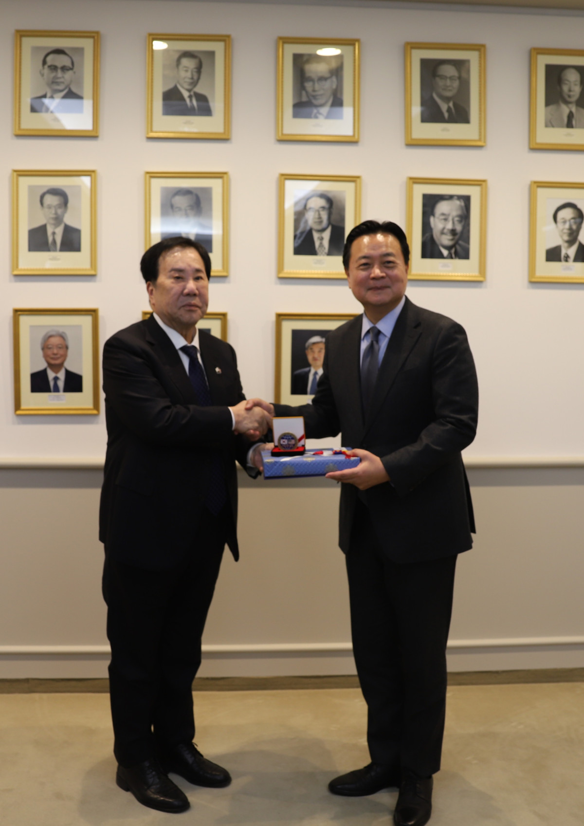 ▲우오현(왼쪽) SM그룹 회장이 21일 미국 워싱턴 D.C. 주미국 대한민국 대사관에서 조현동 주미대사로부터 상패를 받았다. (사진제공=SM그룹)