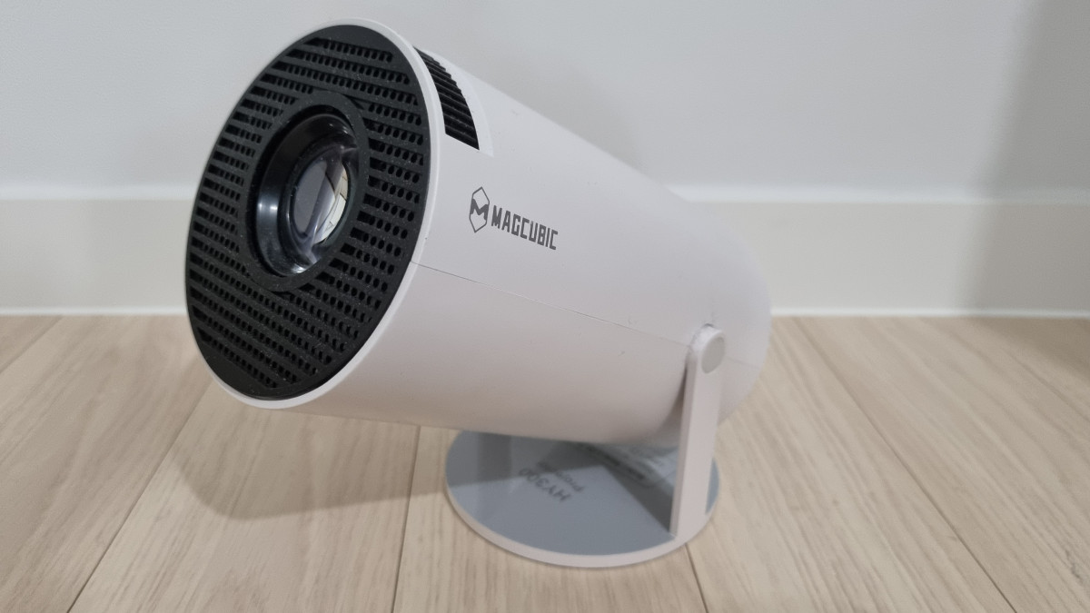 ▲빔프로젝터 맥큐빅(Magcubic)의 hy300 (유승호 기자 peter@)