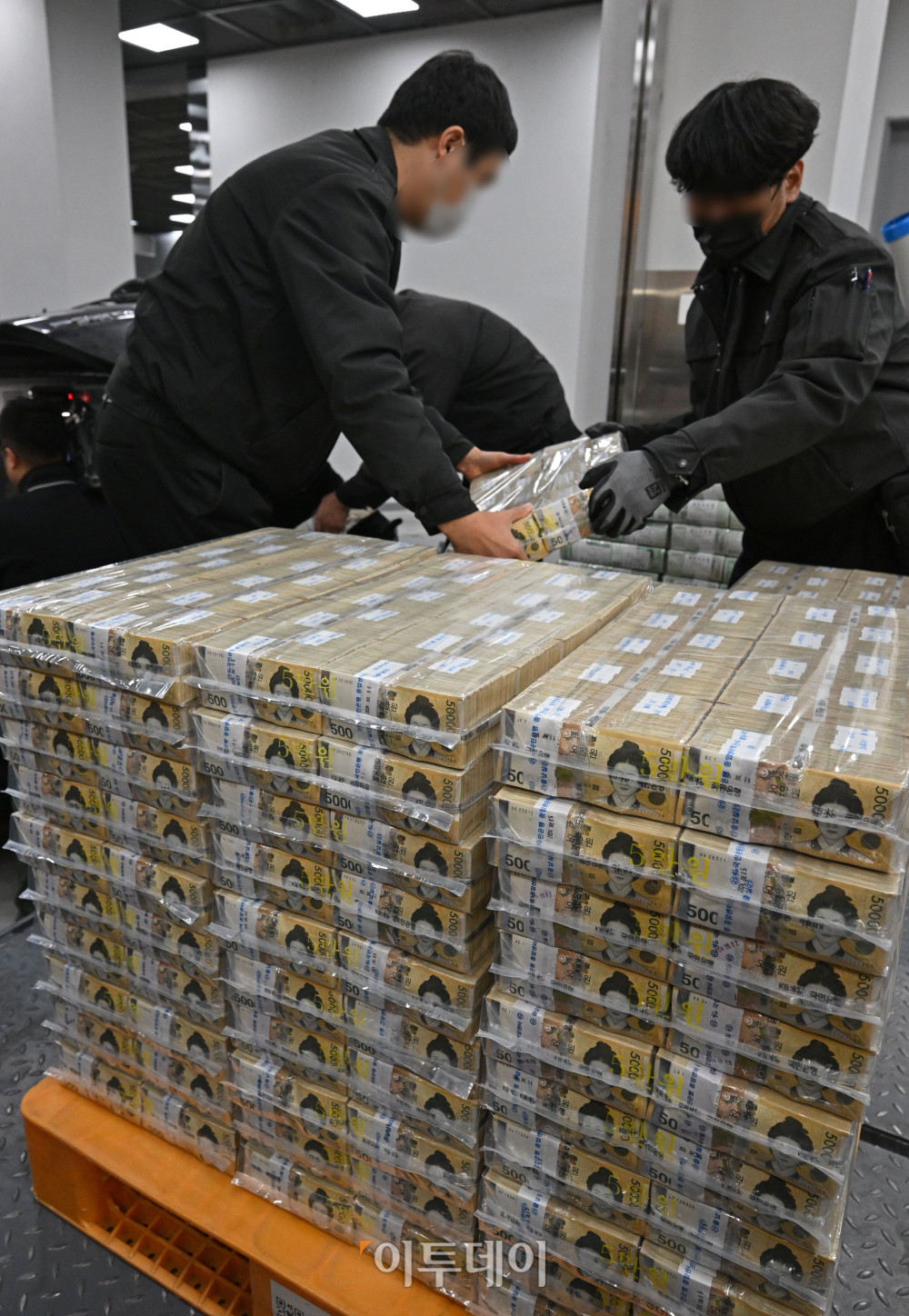 ▲설날을 보름 앞둔 14일 서울 중구 한국은행 본점에서 현금 운송업체 관계자들이 시중은행에 공급될 설 자금 방출 작업을 하고 있다. 사진공동취재단 (이투데이DB)