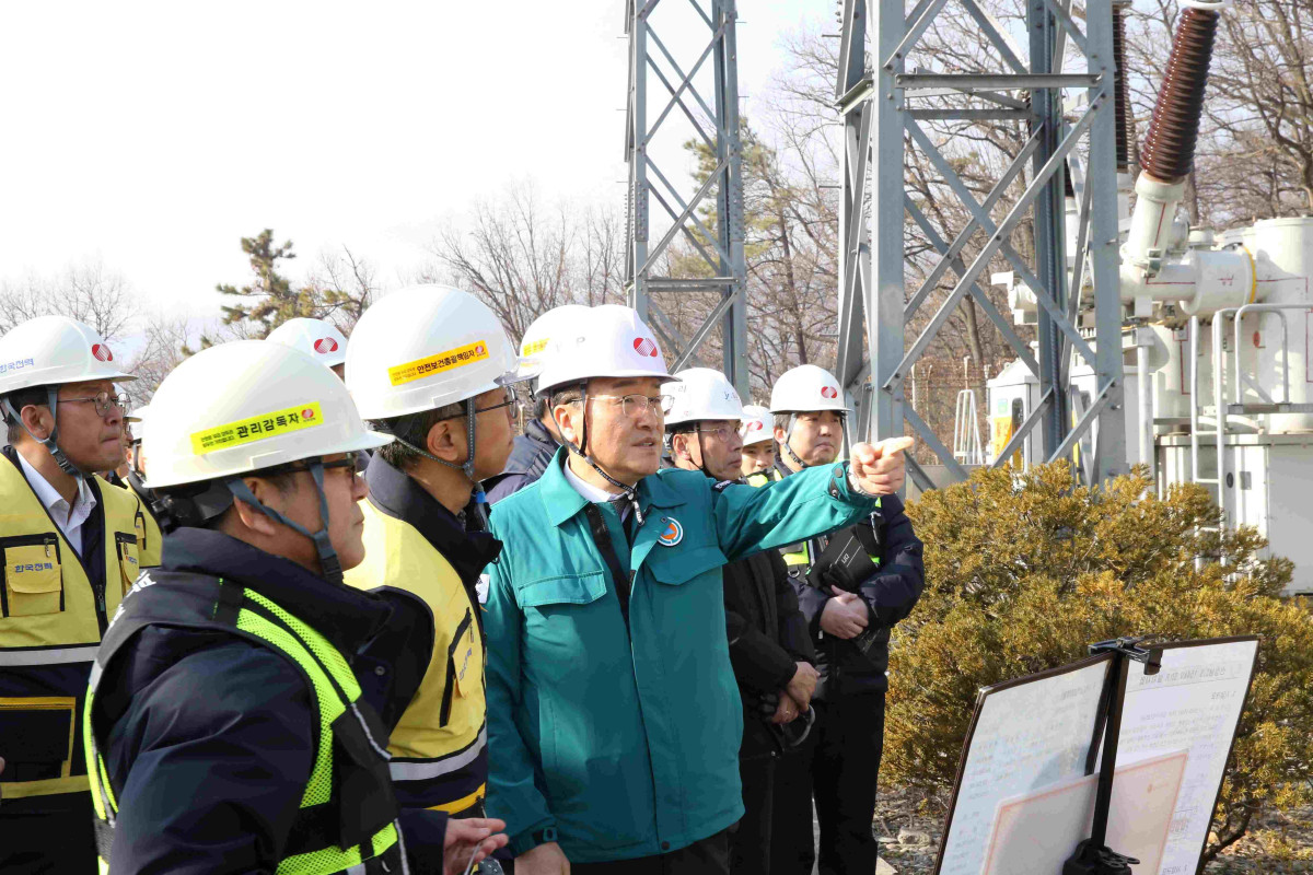 ▲서철수 한국전력 전력계통부사장이 신성남변전소를 찾아 전력설비를 점검하고 있다. (사진제공=한국전력)
