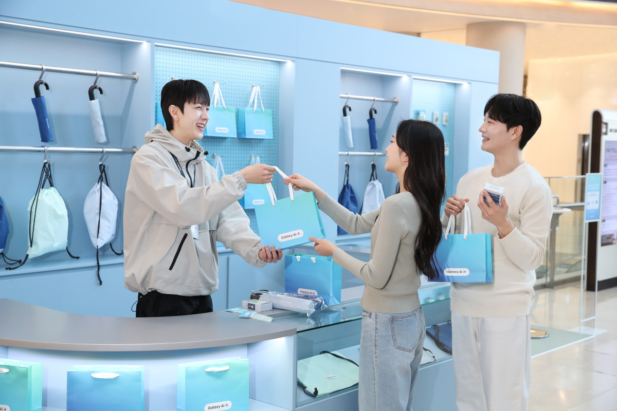 ▲오픈한 서울 영등포구 타임스퀘어 '갤럭시 스튜디오' 에서 방문객들이 미션을 완료하고 굿즈를 수령하는 모습 (사진제공-삼성전자)