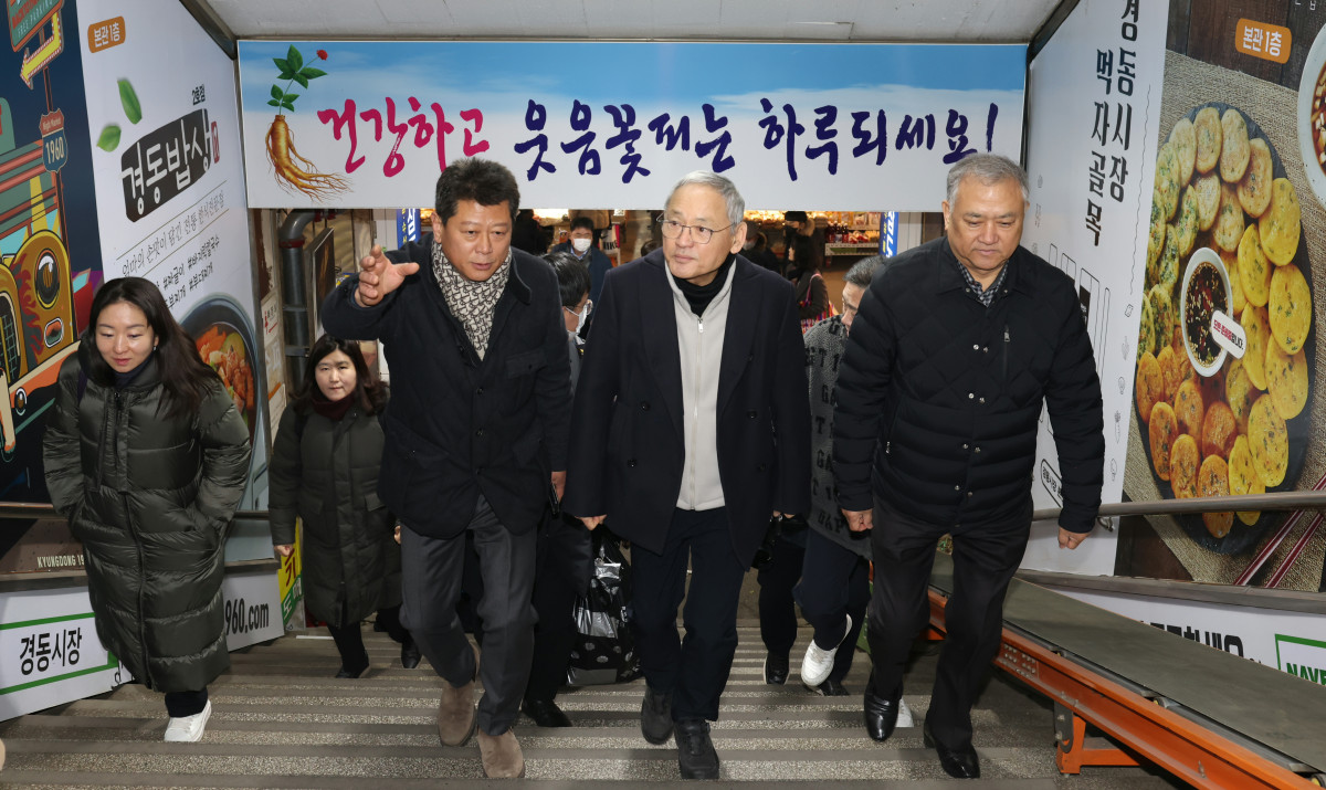 ▲유인촌 문화체육관광부 장관이 24일 설 명절을 앞두고 서울 동대문구 경동시장을 찾아 시장을 둘러보고 있다. (문화체육관광부)