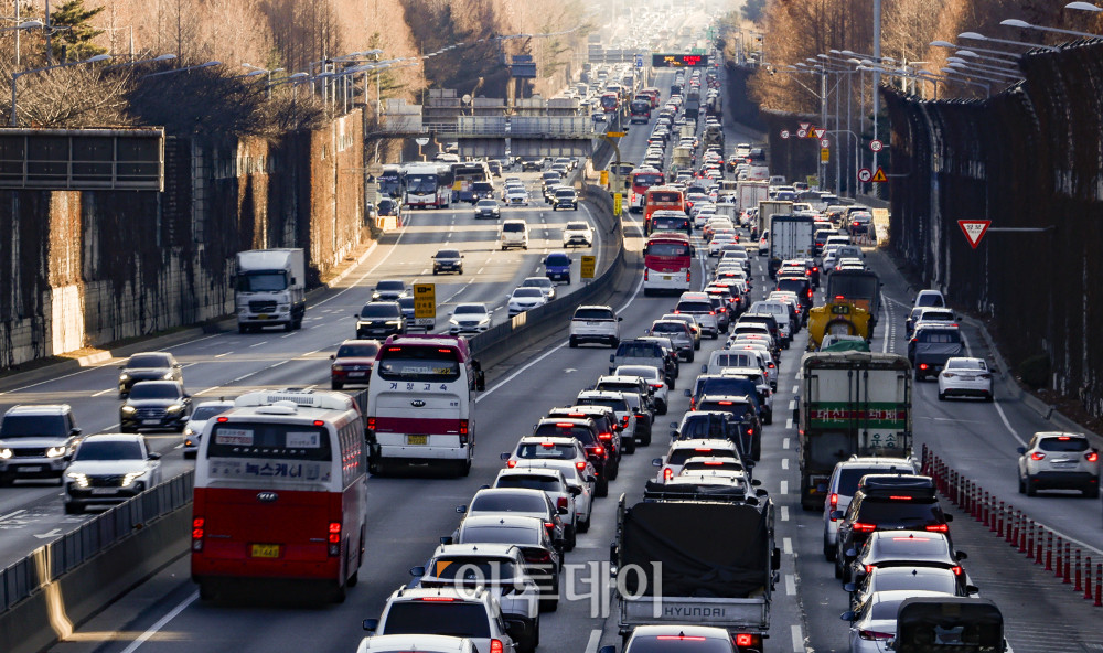 ▲설 연휴를 앞둔 23일 서울 서초구 경부고속도로 잠원IC 부근 하행선(오른쪽)이 차량들로 붐비고 있다. 티맵모빌리티와 SK텔레콤은 과거 티맵(TMAP) 명절 기간 이동 데이터를 바탕으로 올해 귀성길 교통 정체는 연휴 전날인 24일 오후 5시경 최고조에 달하고, 귀경길 교통 상황은 설 당일인 29일에 가장 혼잡할 것으로 내다봤다. 한편 정부는 설 연휴기간 총 3282만 명이 귀성·귀경길에 나설 것으로 예상하며 24일부터 내달 2일까지 열흘간 특별교통대책을 시행한다. 귀성·귀경객들을 위해 27일~30일까지 고속도로 통행료를 면제하고, 고속도로 휴게소·졸음쉼터 신설(7개소), 지역 관광명소 연계 휴게소 할인행사, KTX·SRT 역귀성 등 요금 할인을 실시한다. 조현호 기자 hyunho@ (이투데이DB)